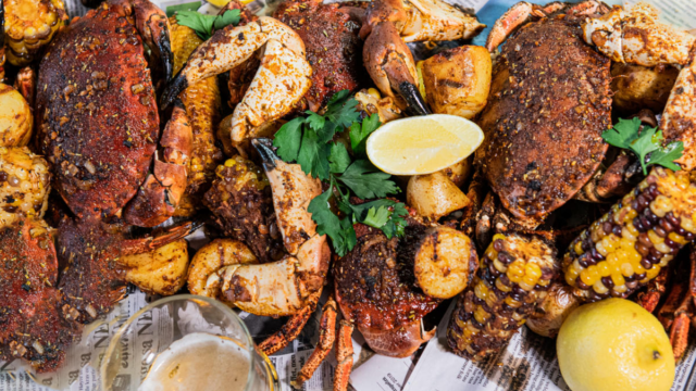 Helkrabbe med cajunsmørsaus og mais