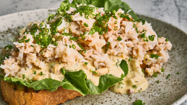 Grillet landbrød med Krabbe og Gribiche
