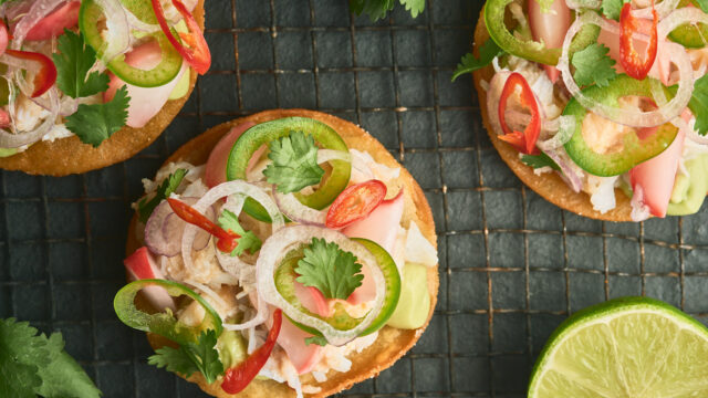 Tostada med Krabbe, Avokado og syltet Reddik