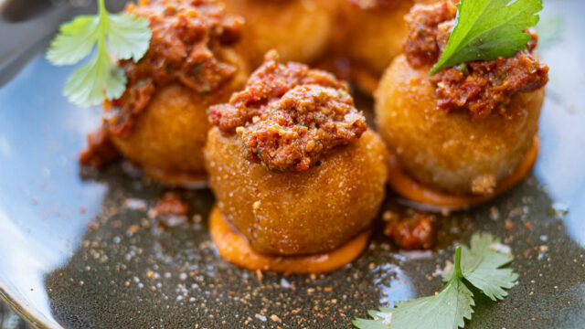 Crispy krabbeboller med Salsa Romesco