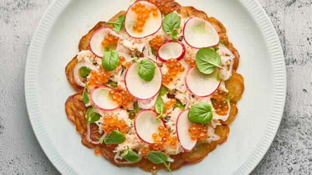 Potetgalette med Krabbe, Gressløkmajones og Reddik