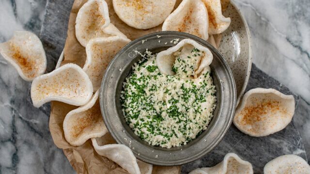 Puffet rekechips med krabbedip