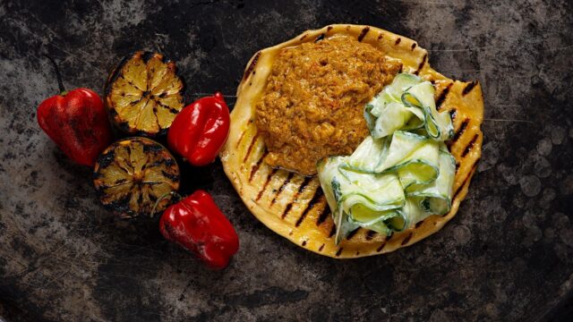 Grillet naanbrød med krabbe-masala og agurk marinert i yoghurt