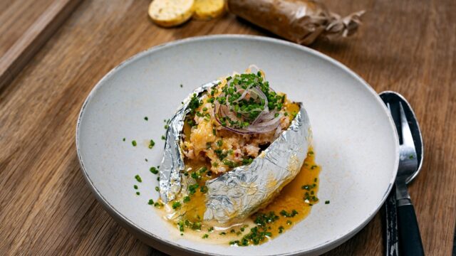 Bakt potet med krabbe, kryddersmør og gressløk