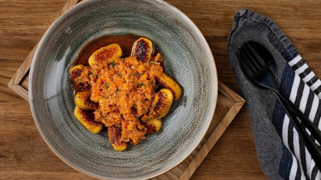 Potetpasta (gnocchi) med tomatisert krabberagu