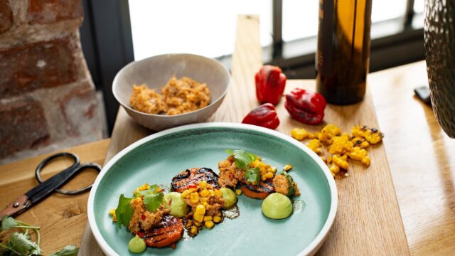 Grillet søtpotet og mais, krabbe, avokado og soyasmør