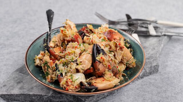 Hvitvinsdampede krabbeklør med persille, chili og sjalottløk