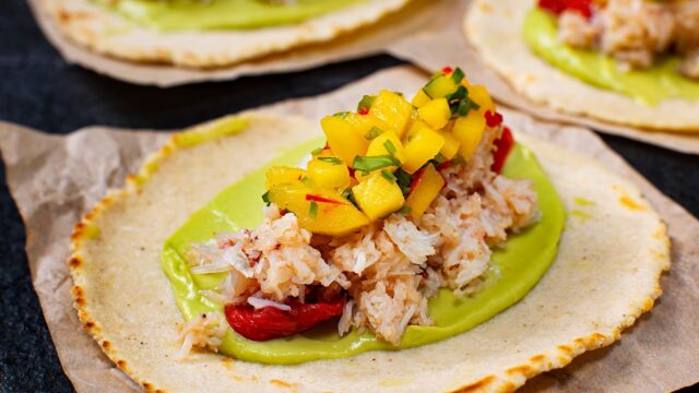 Krabbetaco med avakadokrem, bakt paprika og mangosalsa