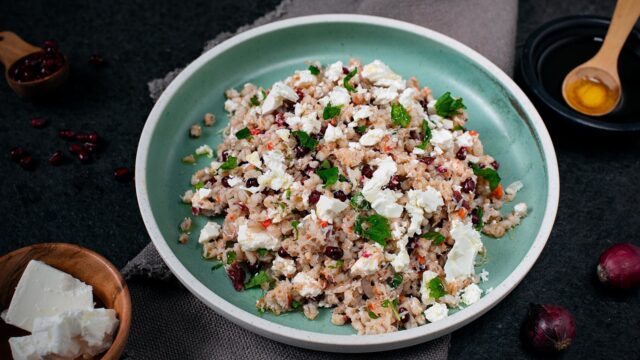 Byggrynsalat med krabbe, granateple og fetaost