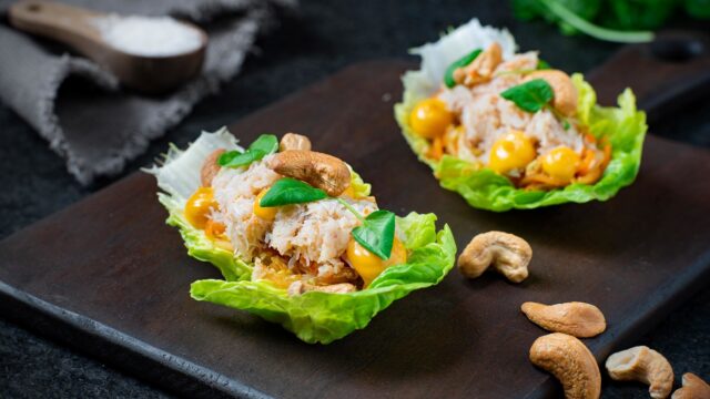 Krabbe med hjertesalat, kimchi og cashew