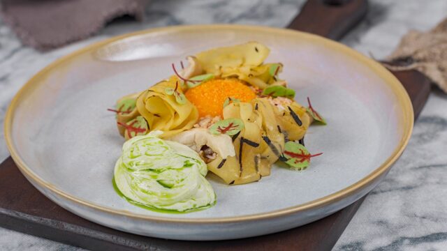 Krabbe med syltet sopp, grillet kålrot og kefirdressing