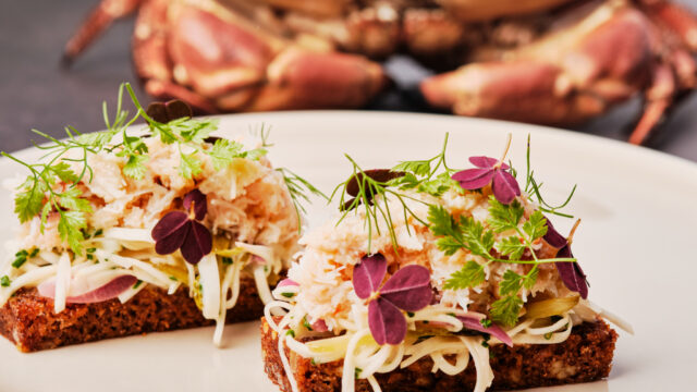 Rugbrød med selleri-remulade og taskekrabbe