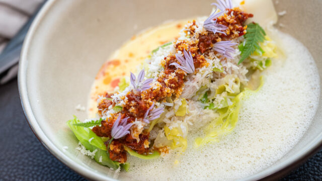 Smørkokt sommerkål fylt med krabbesalat, 'nduja og revet Pepperrot