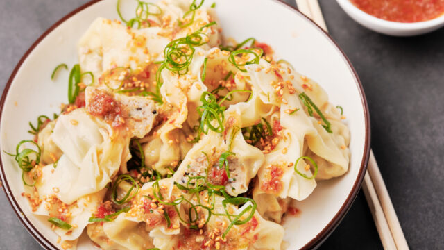 Wonton med svin og krabbe. Og Nouc Cham (dippesaus)