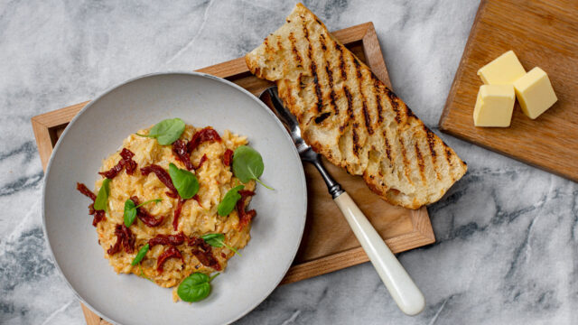 Risoni med krabbe, tomatvinaigrette og urter