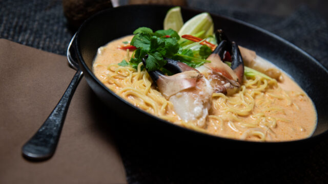 Ramen med krabbeklør og currysuppe