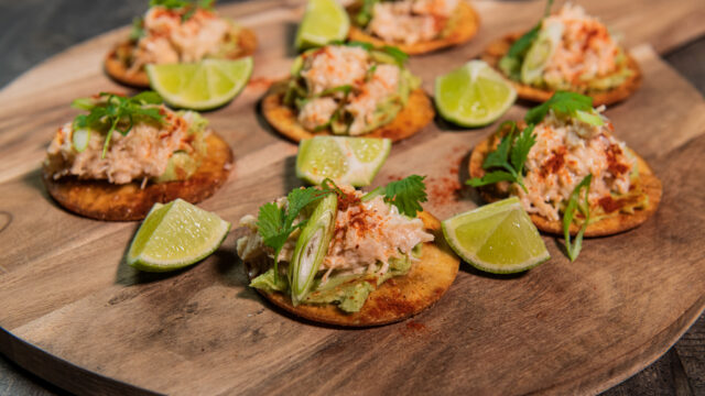 Tostada med krabbe og guacamole